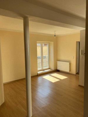 Charmante 2,5-Zimmer-Wohnung mit eigenem Eingang & Parkplatz in Lingenfeld