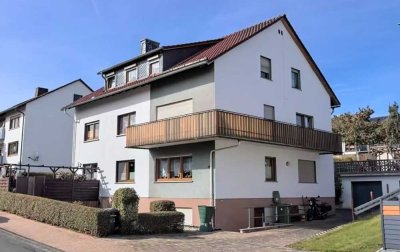 Dreifamilienhaus: Eine Wohnung sofort beziehbar, zwei vermietet. Alles in sehr gutem Zustand.