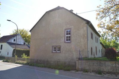 Denkmalgeschütztes Wohnhaus mit Scheune, Garten & Charme