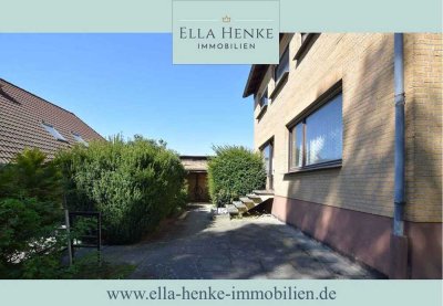 Großes Ein- bis Zweifamilienhaus zum Modernisieren mit 2 Garagen + großem Carport.