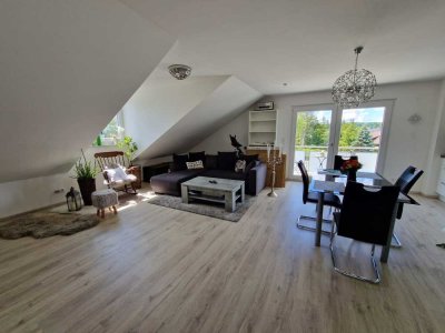Stilvolle, neuwertige 3-Zimmer-Dachgeschosswohnung mit geh. Innenausstattung mit Balkon und EBK