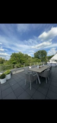 Penthouse Wohnung mit vier Zimmern sowie Terrasse und Einbauküche