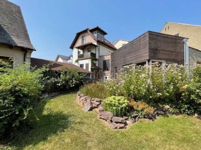Liebevoll saniertes Backsteinhaus mit modernem Anbau, Naturgarten & SmartHome im „Goldenen Dorf"
