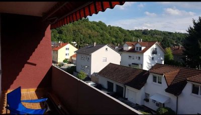 Schöne Wohnung mit eineinhalb Zimmern sowie Balkon und Einbauküche in Hemsbach