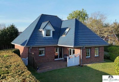 Familienfreundl. Einfamilienhaus mit geräumigem Zuschnitt, Süd-/West- Terrasse, Garten und Carport