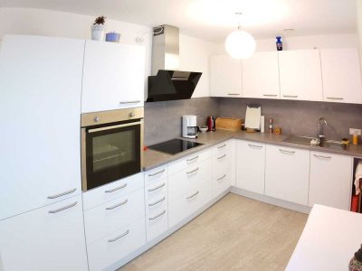 Kernsanierte, energieeffiziente Dreizimmerwohnung mit Balkon und Fernblick zu vermieten!