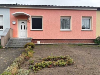 Preiswertes, saniertes 3-Raum-Reihenhaus mit EBK in Stendal