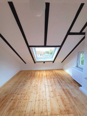 Helle Dachgeschosswohnung mit Blick über die Dächer des Viertels
