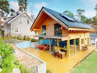 Modernes Holzhaus in Hanglage mit großer Terrasse
