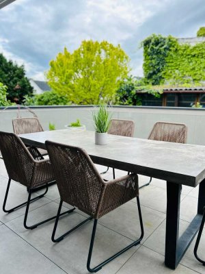 Großes Einfamilienhaus mit hochwertiger Ausstattung und Pool in Doppelhausbebauung