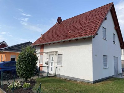 Helles, freistehendes Einfamilienhaus
