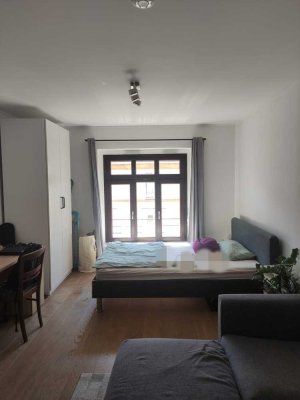 Stilvolle, geräumige und neuwertige 1-Zimmer-Wohnung mit EBK in Leverkusen ab 01.09/15.09 frei.