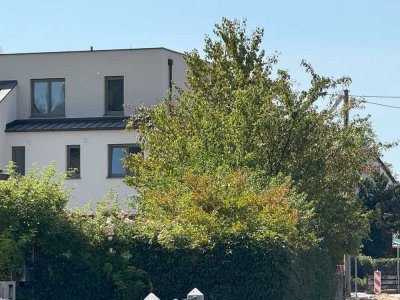 Erstbezug mit Terrasse und Miele-Küche: Stilvolle 3,5-Raum-EG-Wohnung mit geh. Innenausstattung