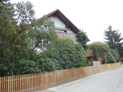 Gepfl. Dachgeschosswohnung m. 4 Zimmer,  Balkon u. Einbauküche