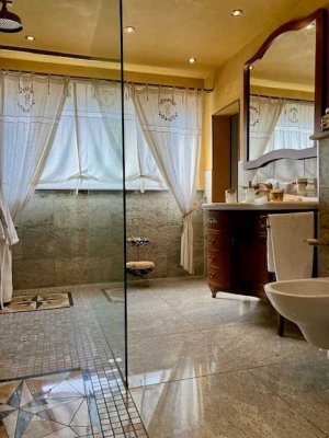 ***TRAUMHAUS MIT 2 GROßEN WOHNUNGEN UND WOHNKELLER IM MEDITERRANEN STIL***