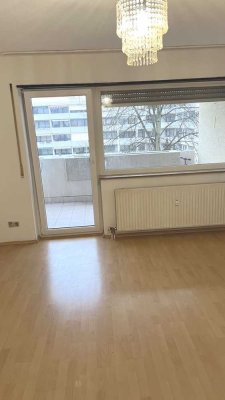 Zentrale 2-Zimmerwohnung, Küche, Bad, Balkon und Einzelparker TG