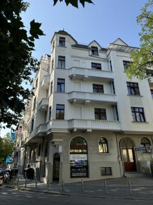 Moderne Altbauwohnung mit zwei Balkonen und Einbauküche