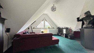 Stilvoll modernisierte Dachgeschosswohnung mit Loggia & Garage im Herzen von Plüderhausen