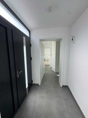 Erstbezug: Geschmackvolle 5-Raum-Doppelhaushälfte mit geh. Innenausstattung in Stadecken-Elsheim