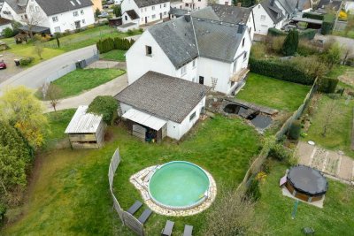 Mehr ist Mehr! Großes Zweifamilienhaus mit viel Potential auf tollem Eckgrundstück und vielen Annehm