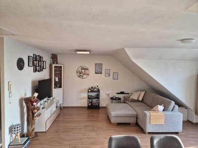 Helle 2-Zimmer-Dachgeschosswohnung mit Balkon in ruhiger Spielstraße