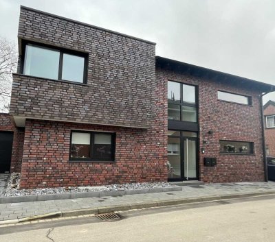 Exklusive 3-Zimmer-Wohnung mit luxuriöser Innenausstattung und Balkon in Niederbusch
