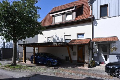 Moderne Doppelhaushälfte mit Garten in der Stadtmitte