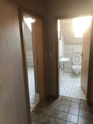 Schöne und modernisierte 2-Raum-Dachgeschosswohnung mit Einbauküche in Schwandorf (Kreis)