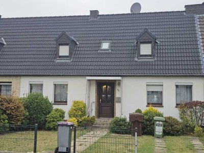Großes tolles Reihenhaus, neues Dach, sehr schöner Garten mit Garage. Nur altersbedingte Renovierung