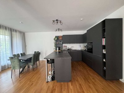 Neubau - Helle moderne 3-Zimmerwohnung mit offener EBK + Tresen, 2 Bädern und umlaufendem Balkon
