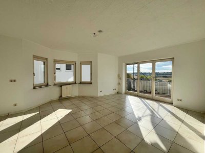 Lichtdurchflutete 3-Zimmer Wohnung mit Balkon und tollem Ausblick auf Neckartal