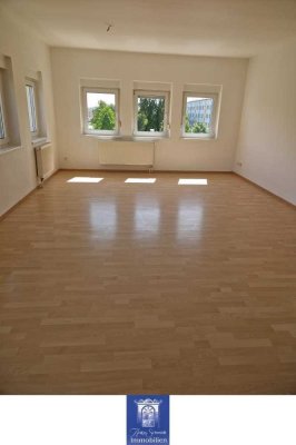 Großzügige Wohnung mit Einbauküche und Laminat in zentraler Lage!