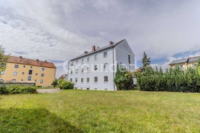 Gepflegtes 8-Parteien-Haus mit PV-Anlage und großem Grundstück im Umland von Regensburg