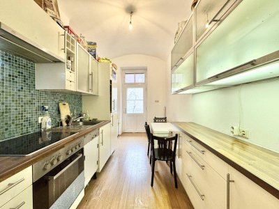 Geräumige 3-Zimmer Altbauwohnung mit hofseitigem Balkon in zentraler Lage