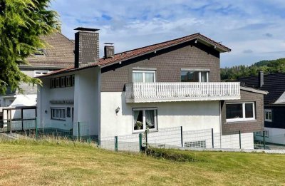 Großzügiges Haus mit vielseitigen Nutzungsmöglichkeiten, Garagen und Garten!