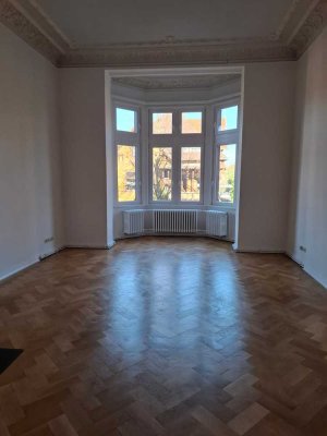 Lichtdurchflutete & Traumhafte 2, 5 Zi. Whg, 2 Balkone u. Gartenben. mit Einbauküche ab sofort!!!