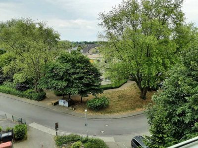 Sanierte helle 2,5 Zi. Wohnung mit Aufzug, Balkon und schöner Aussicht