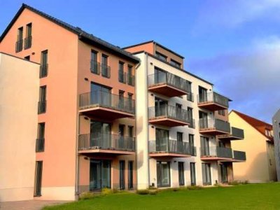 Wunderschöne, moderne Wohnung mit Einbauküche, Balkon und Stellplätzen