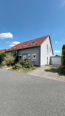 Familientraum! Sanierte Doppelhaushälfte
mit Einbauküche, eigenem Garten und
Garage in Traumlage.