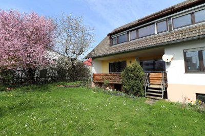Viel Raum für Ihre Ideen! - Zweifamilienhaus mit sonnigen Balkonen, idyllischem Garten und Garage