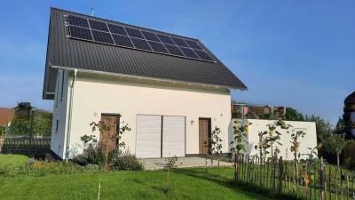 Topp Immobilie
Neuwertiges Einfamilienhaus mit Doppelgarage