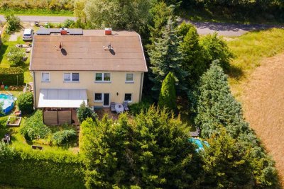 Mit Keller, Einbauküche, zwei Bädern, Pool u.v.m.: Stadtvilla-Doppelhaushälfte am Feld in Prötzel