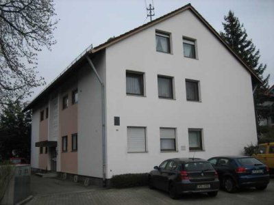 Ruhige 2,5-Zimmer-DG-Wohnung mit EBK in Unterhaching (alter Ortskern)