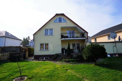 Ein Zweifamilienhaus mit zusätzlichen Räumen im Souterrain als mögliche Einliegerwohnung