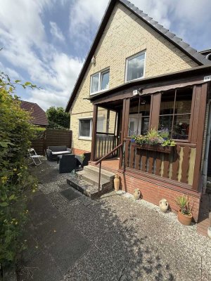 Schöne 2,5-Raum-EG-Wohnung in einem 2 Parteien Haus mit Terrasse und Einbauküche in Rellingen
