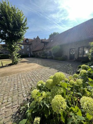 Ihr Domizil auf einem Vierkanthof: Idyllischer, top gepflegter  Altbau mit heimeligem Garten