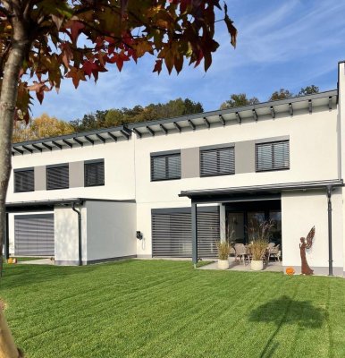 Neubau- Reihenhaus mit Garten und Doppelcarport