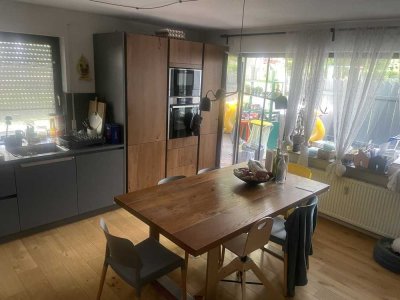 Stilvolle &Modernisierte Wohnung mit 2,5 Zimmern Einbauküche in Leonberg