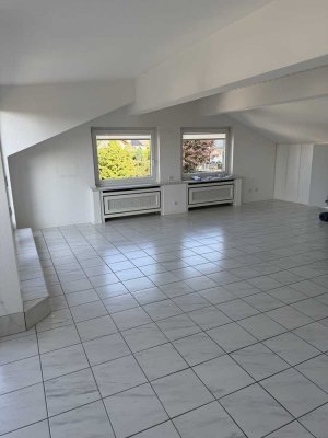 Wehrheim-direkt - moderne 3-Zi.-DG.-Wohnung m. Loggia !