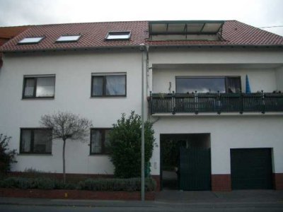 Helle und vollst. renovierte 2-Raum-Dachgeschosswohnung mit geh. Innenausstattung mit Balkon